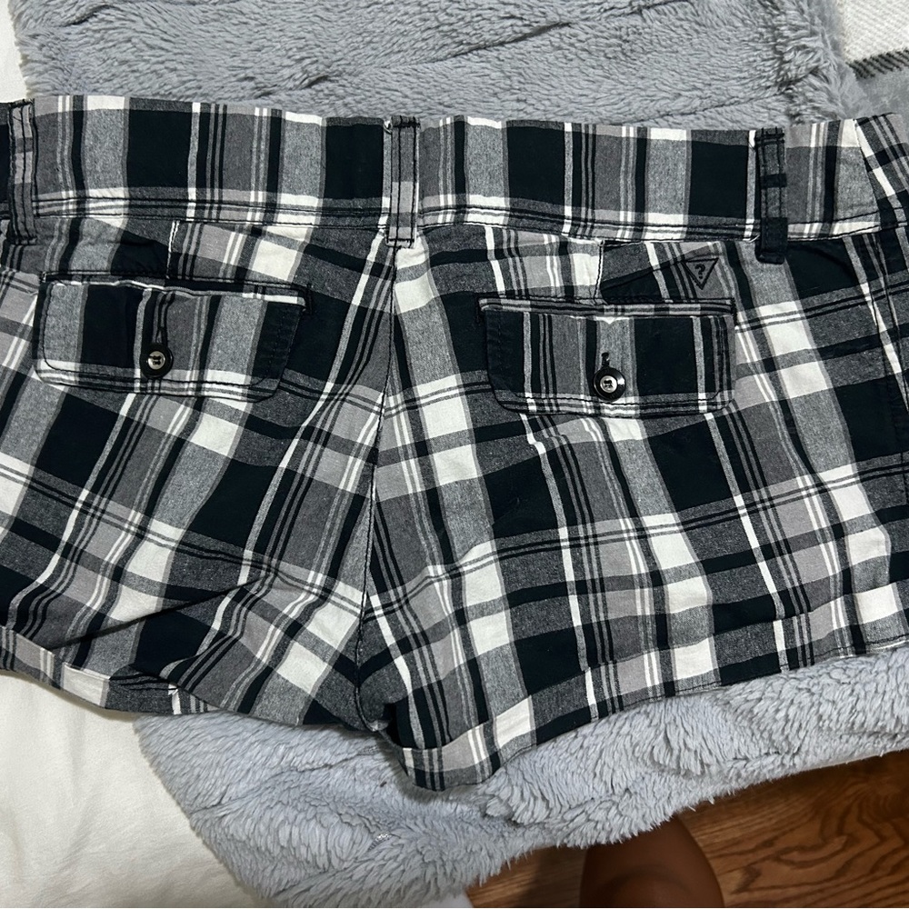 GUESS Shorts - Picture 2 of 3